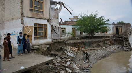 Personas inspeccionan un edificio que se derrumbó parcialmente a causa de las inundaciones en Jalalabad, Afganistán, el sábado 4 de abril de 2026. (AP Foto/Wahidullah Kakar)