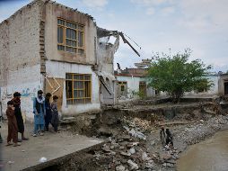 Personas inspeccionan un edificio que se derrumbó parcialmente a causa de las inundaciones en Jalalabad, Afganistán, el sábado 4 de abril de 2026. (AP Foto/Wahidullah Kakar)