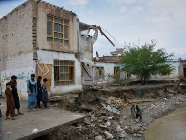 Personas inspeccionan un edificio que se derrumbó parcialmente a causa de las inundaciones en Jalalabad, Afganistán, el sábado 4 de abril de 2026. (AP Foto/Wahidullah Kakar)