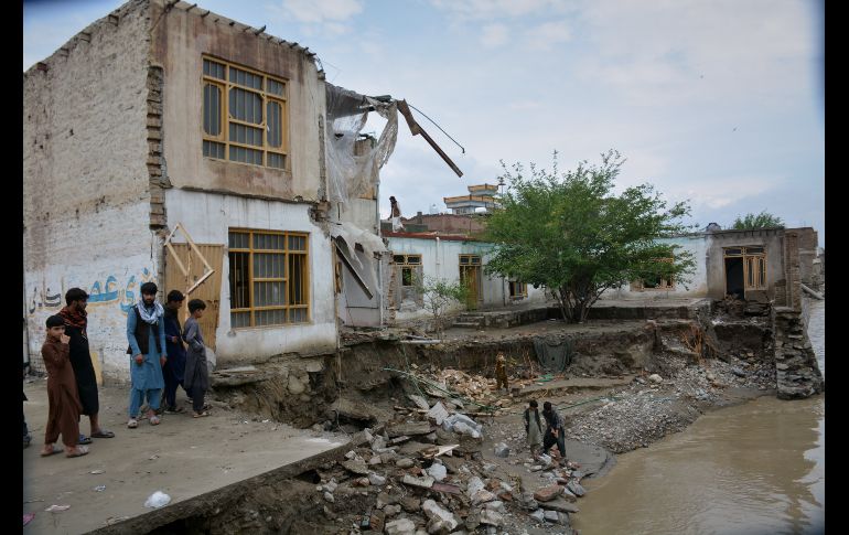 Personas inspeccionan un edificio que se derrumbó parcialmente a causa de las inundaciones en Jalalabad, Afganistán, el sábado 4 de abril de 2026. (AP Foto/Wahidullah Kakar)