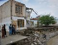 Personas inspeccionan un edificio que se derrumbó parcialmente a causa de las inundaciones en Jalalabad, Afganistán, el sábado 4 de abril de 2026. (AP Foto/Wahidullah Kakar)