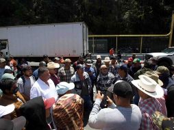 Agricultores realizaron un bloqueo en la caseta México–Toluca para exigir apoyos al campo y soluciones ante la escasez de agua, lo que generó afectaciones a la circulación en la zona. SUN/O. Alvarado