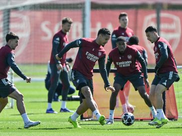 La trayectoria del Arsenal en esta temporada de Champions League, a pesar de atravesar su momento más irregular en cuanto a resultados y sensaciones, los coloca como ligeros favoritos. AFP/ G. KIRK.