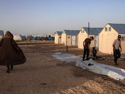 El vehículo transportaba a enfermos gazatíes hasta el cruce de Rafah cuando fue atacado a tiros por el Ejército de Israel. EFE/H. Imad