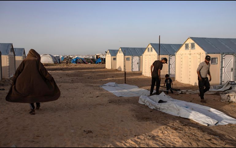 El vehículo transportaba a enfermos gazatíes hasta el cruce de Rafah cuando fue atacado a tiros por el Ejército de Israel. EFE/H. Imad