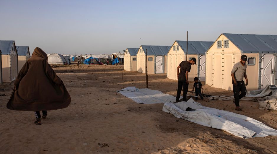 El vehículo transportaba a enfermos gazatíes hasta el cruce de Rafah cuando fue atacado a tiros por el Ejército de Israel. EFE/H. Imad