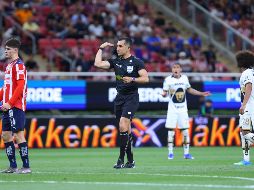 El Club Deportivo Guadalajara y los Pumas de la UNAM protagonizaron un vibrante empate que culminó en medio de una profunda controversia arbitral. IMAGO7
