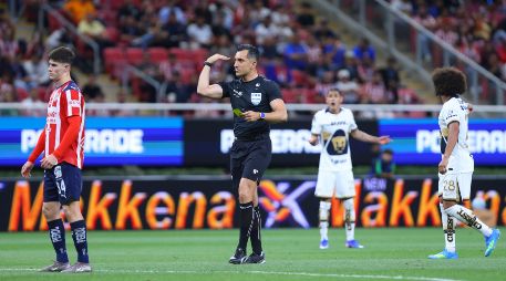 El Club Deportivo Guadalajara y los Pumas de la UNAM protagonizaron un vibrante empate que culminó en medio de una profunda controversia arbitral. IMAGO7