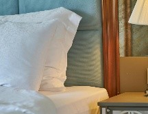 Revisar las costuras del colchón, los pliegues de las sábanas y las grietas en la estructura de la cama es primordial en la detección de chinches. ESPECIAL/PEXELS