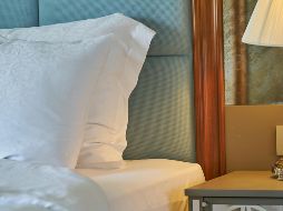 Revisar las costuras del colchón, los pliegues de las sábanas y las grietas en la estructura de la cama es primordial en la detección de chinches. ESPECIAL/PEXELS