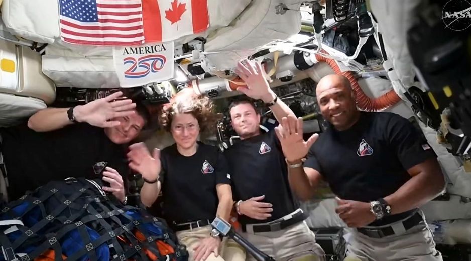Captura de video tomada de la cuenta oficial en X @NASA que muestra a los astronautas Reid Wiseman, Christina Koch, Jeremy Hansen y Victor Glover durante su charla con Donald Trump. EFE/NASA