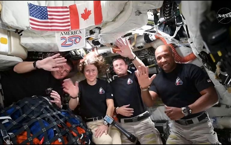 Captura de video tomada de la cuenta oficial en X @NASA que muestra a los astronautas Reid Wiseman, Christina Koch, Jeremy Hansen y Victor Glover durante su charla con Donald Trump. EFE/NASA