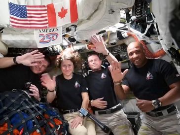 Captura de video tomada de la cuenta oficial en X @NASA que muestra a los astronautas Reid Wiseman, Christina Koch, Jeremy Hansen y Victor Glover durante su charla con Donald Trump. EFE/NASA