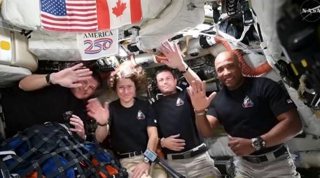 Captura de video tomada de la cuenta oficial en X @NASA que muestra a los astronautas Reid Wiseman, Christina Koch, Jeremy Hansen y Victor Glover durante su charla con Donald Trump. EFE/NASA