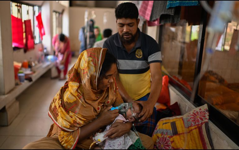Una madre administra un tratamiento con nebulizador a su hijo que padece sarampión en el Hospital de Enfermedades Infecciosas de Daca, en Bangladesh. AP/M. Hossain