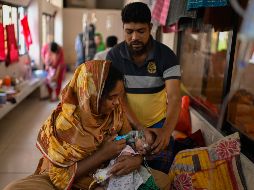Una madre administra un tratamiento con nebulizador a su hijo que padece sarampión en el Hospital de Enfermedades Infecciosas de Daca, en Bangladesh. AP/M. Hossain