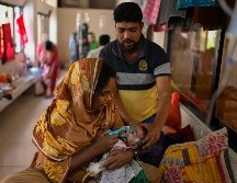 Una madre administra un tratamiento con nebulizador a su hijo que padece sarampión en el Hospital de Enfermedades Infecciosas de Daca, en Bangladesh. AP/M. Hossain