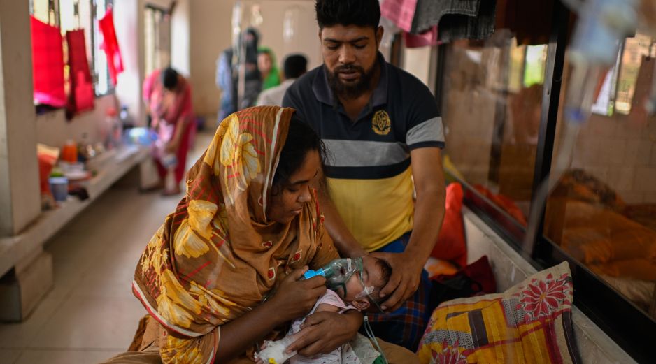 Una madre administra un tratamiento con nebulizador a su hijo que padece sarampión en el Hospital de Enfermedades Infecciosas de Daca, en Bangladesh. AP/M. Hossain