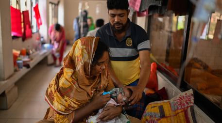 Una madre administra un tratamiento con nebulizador a su hijo que padece sarampión en el Hospital de Enfermedades Infecciosas de Daca, en Bangladesh. AP/M. Hossain