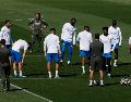 Jugadores del Real Madrid durante el entrenamiento en Valdebebas para preparar el partido de ida de cuartos de final de la Liga de Campeones frente al Bayern Múnich en el estadio Santiago Bernabéu. EFE/ J. Guillén