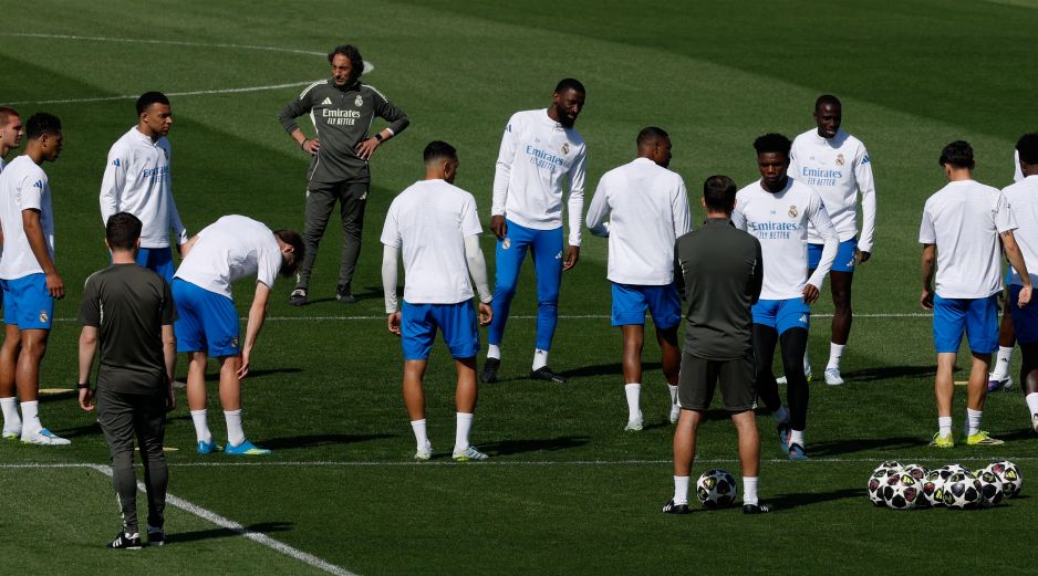 Jugadores del Real Madrid durante el entrenamiento en Valdebebas para preparar el partido de ida de cuartos de final de la Liga de Campeones frente al Bayern Múnich en el estadio Santiago Bernabéu. EFE/ J. Guillén