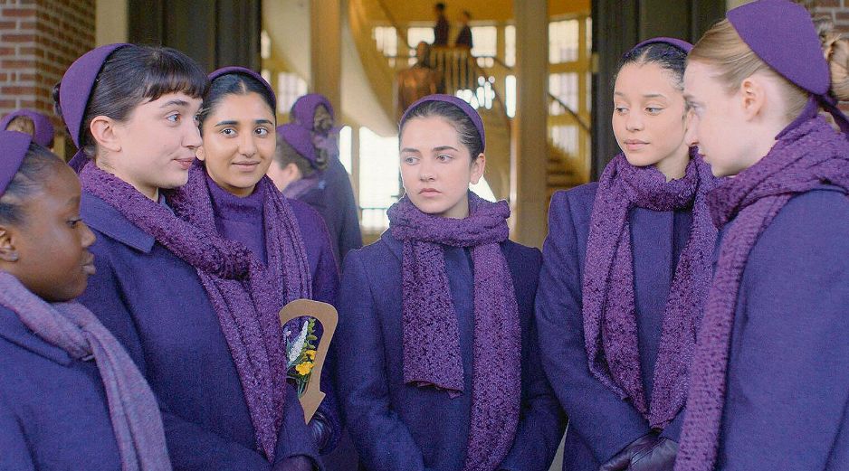 Escena de “The Testaments”, proyecto que reúne a talento emergente como Rowan Blanchard, Chase Infiniti y Lucy Halliday. ESPECIAL