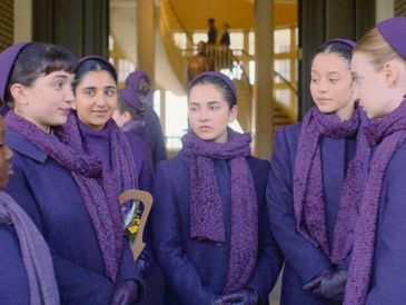 Escena de “The Testaments”, proyecto que reúne a talento emergente como Rowan Blanchard, Chase Infiniti y Lucy Halliday. ESPECIAL