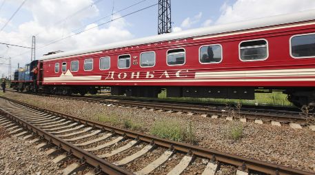 Un pasajero ebrio protagonizó un violento altercado al empujar brutalmente a una inspectora de tren, dejándola con secuelas físicas irreversibles. EFE