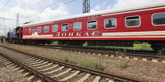 VIDEO: Pasajero ebrio empuja a una inspectora de un tren; sufre grave lesi&oacute;n
