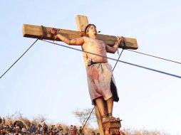 Pese al susto, el actor decidió continuar en escena con autorización médica, sin ser reemplazado, y logró concluir su participación. ESPECIAL/ Facebook/ La Judea en San Martín de las Flores