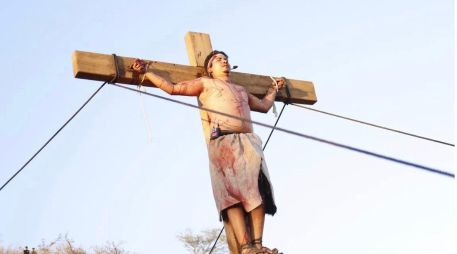 Pese al susto, el actor decidió continuar en escena con autorización médica, sin ser reemplazado, y logró concluir su participación. ESPECIAL/ Facebook/ La Judea en San Martín de las Flores