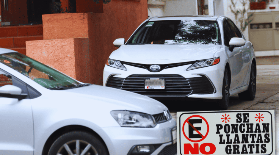 Por supuesto, el conductor irresponsable que se estacionó frente a tu casa no está exento de responsabilidades. EL INFORMADOR / ARCHIVO