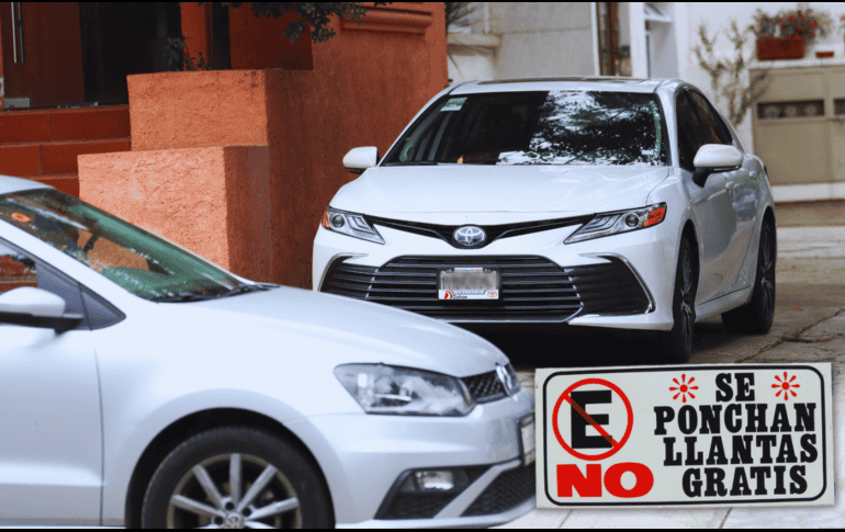 Por supuesto, el conductor irresponsable que se estacionó frente a tu casa no está exento de responsabilidades. EL INFORMADOR / ARCHIVO