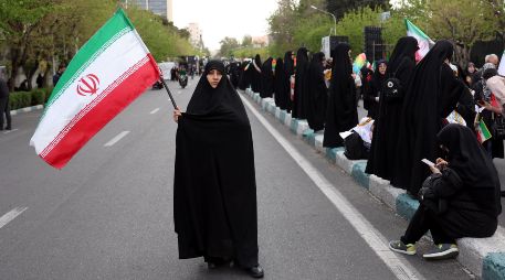 En Irán, cientos de jóvenes han salido a las centrales y puentes del país, blancos señalados en las amenazas de Trump en medio de la guerra. EFE/EPA/ABEDIN TAHERKENAREH