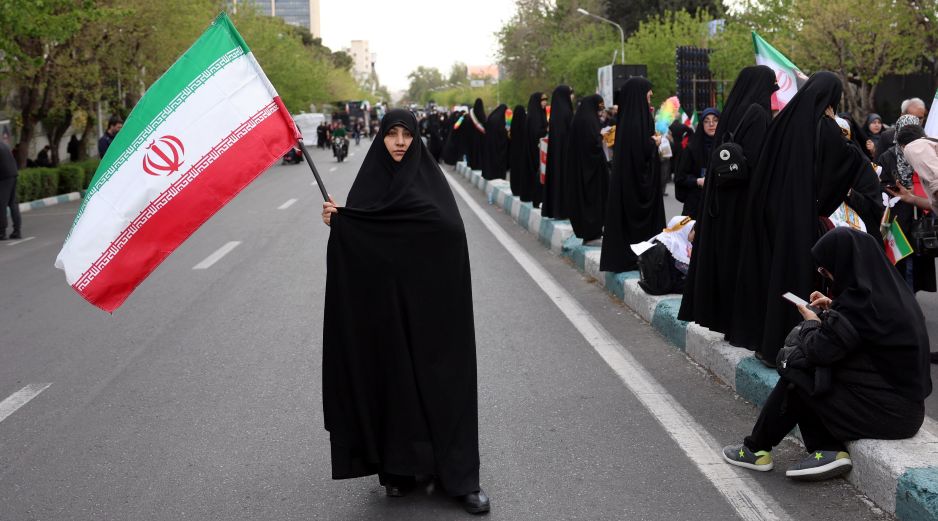 En Irán, cientos de jóvenes han salido a las centrales y puentes del país, blancos señalados en las amenazas de Trump en medio de la guerra. EFE/EPA/ABEDIN TAHERKENAREH