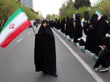 En Irán, cientos de jóvenes han salido a las centrales y puentes del país, blancos señalados en las amenazas de Trump en medio de la guerra. EFE/EPA/ABEDIN TAHERKENAREH