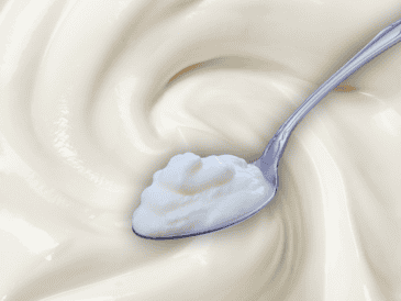 El yogur natural es más fácil de digerir que la leche y tiene un efecto probiótico que favorece la salud intestinal. ESPECIAL / CANVA
