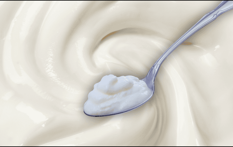 El yogur natural es más fácil de digerir que la leche y tiene un efecto probiótico que favorece la salud intestinal. ESPECIAL / CANVA