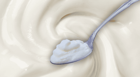 El yogur natural es más fácil de digerir que la leche y tiene un efecto probiótico que favorece la salud intestinal. ESPECIAL / CANVA