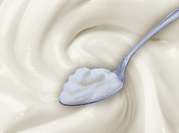 El yogur natural es más fácil de digerir que la leche y tiene un efecto probiótico que favorece la salud intestinal. ESPECIAL / CANVA