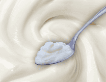 El yogur natural es más fácil de digerir que la leche y tiene un efecto probiótico que favorece la salud intestinal. ESPECIAL / CANVA