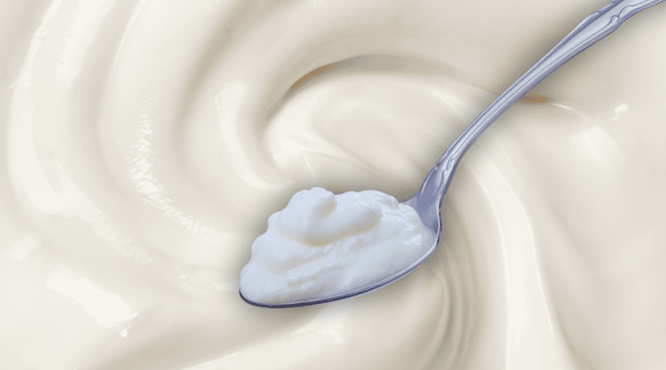El yogur natural es más fácil de digerir que la leche y tiene un efecto probiótico que favorece la salud intestinal. ESPECIAL / CANVA