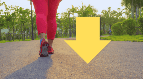 Caminar hacia atrás te obliga de forma involuntaria a estar más erguido, por lo que este movimiento te ayuda a tener una mejor postura. ESPECIAL / CANVA