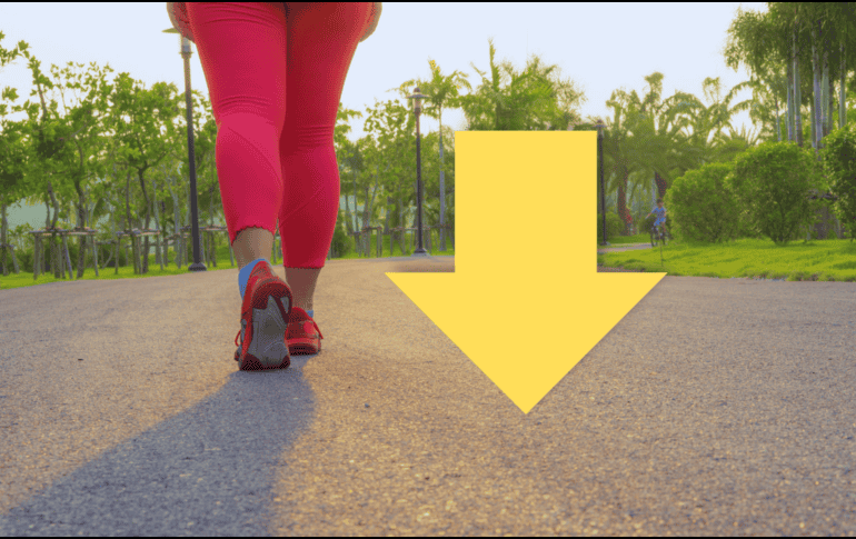 Caminar hacia atrás te obliga de forma involuntaria a estar más erguido, por lo que este movimiento te ayuda a tener una mejor postura. ESPECIAL / CANVA