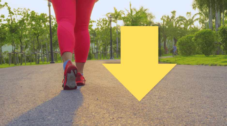 Caminar hacia atrás te obliga de forma involuntaria a estar más erguido, por lo que este movimiento te ayuda a tener una mejor postura. ESPECIAL / CANVA