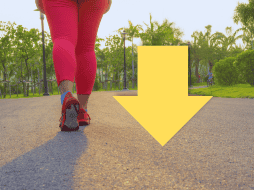 Caminar hacia atrás te obliga de forma involuntaria a estar más erguido, por lo que este movimiento te ayuda a tener una mejor postura. ESPECIAL / CANVA