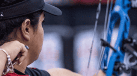 Andrea Becerra y Sebastián García, quienes fueron medallistas de bronce en el último Mundial en 2025 en la categoría de tiro con arco. INSTAGRAM / @a.mayabec