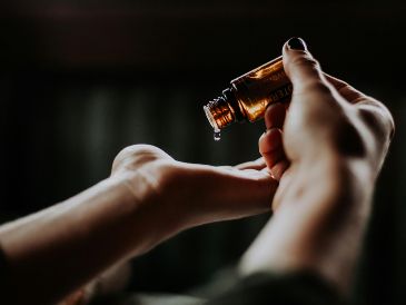 Integrar el aceite de argán a tu rutina de skincare puede marcar la diferencia entre tener una piel que solo se ve bien a una que realmente está saludable y se vea glowy. Unsplash