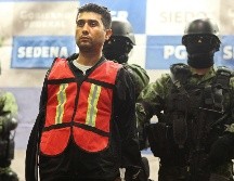 Varios soldados custodian a Erick Valencia Salazar, alias 