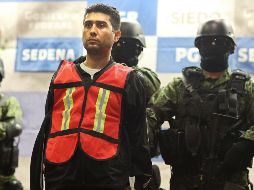 Varios soldados custodian a Erick Valencia Salazar, alias 